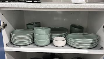 Cafetera y tetera, refrigerador, microondas y horno