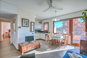 Interior - Appartamento Residenza Chiara: Sunny Balcony and Mountain View, Laveno Mombello, Italy (Laveno Mombello)