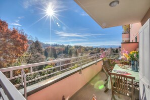 Outdoor dining - Appartamento Residenza Chiara, Laveno Mombello, Italy (Laveno Mombello)