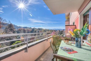 Outdoor dining - Appartamento Residenza Chiara, Laveno Mombello, Italy (Laveno Mombello)