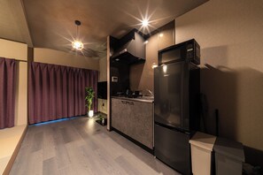 冷蔵庫、電子レンジ、コンロ、調理器具と食器