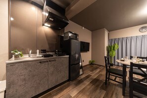 Apartamento básico | Cozinha privada | Geladeira, micro-ondas, cooktop, talheres/pratos/utensílios de cozinha