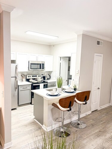 Serene 1BR Contemporary Stay Pool Gym Access