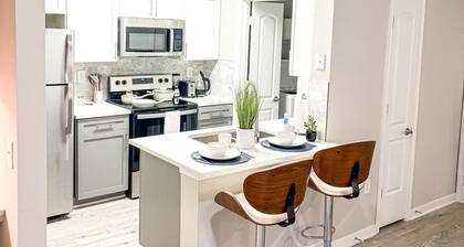 Serene 1BR Contemporary Stay Pool Gym Access