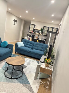 Een televisie en boeken