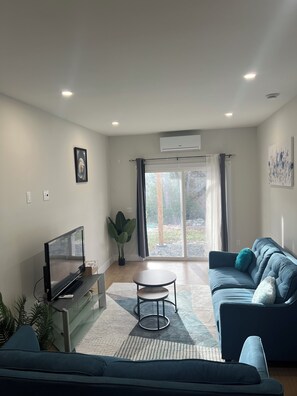 Een televisie en boeken