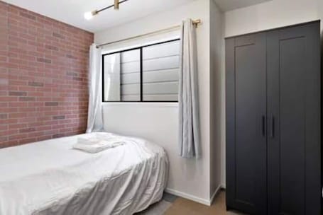 Iron/ironing board, WiFi, bed sheets. Blue&Gold Art Deco 2BR1BA Loft close to Genentech