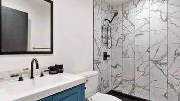 Dusche, Haartrockner, Shampoo