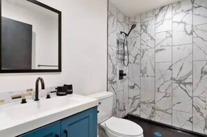 Shower, hair dryer, shampoo - Blue&Gold Art Deco 2BR1BA Loft close to Genentech (South San Francisco)