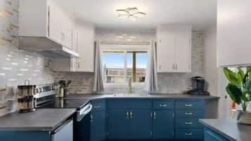 Micro-ondas, fogão, cooktop, cafeteira/chaleira