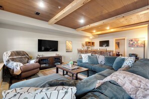 Smart TV, fireplace, DVD player, books - Tempest Ridge Townhouse 34 (Newry)