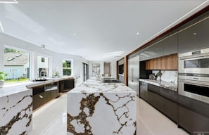 Microondas, horno, placa de cocina, lavavajillas