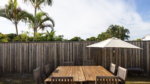 Outdoor dining - 1-45 Beech Street, Freshly updated coastal apartment steps from Main Beach (Evans Head)
