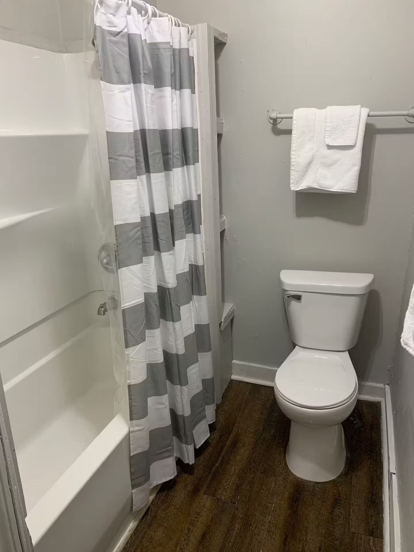 Toallas, jabón, papel de baño 