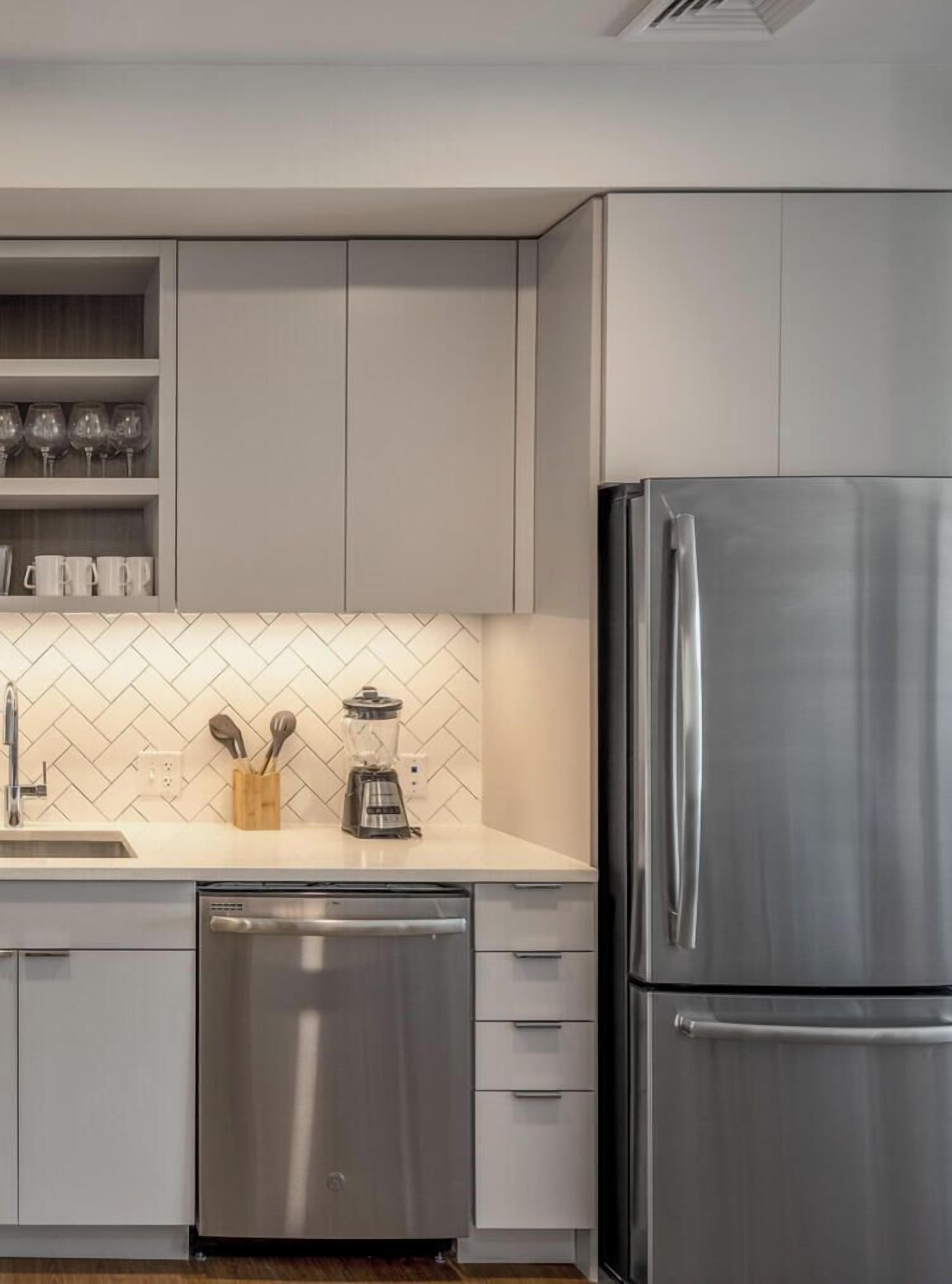 Frigorífico, microondas, horno y placa de cocina