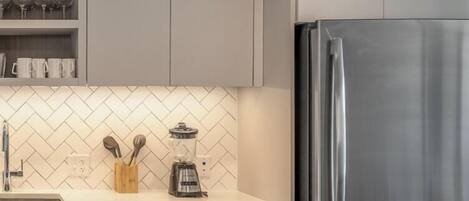 Frigorífico, microondas, horno y placa de cocina