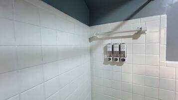 Sèche-cheveux, serviettes fournies, savon, papier toilette