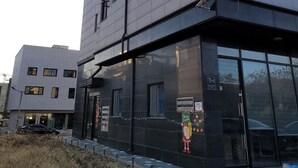 A modern building with a flat roof, large windows, and a balcony. - Incheon Airport ANN Guesthouse (Incheon)