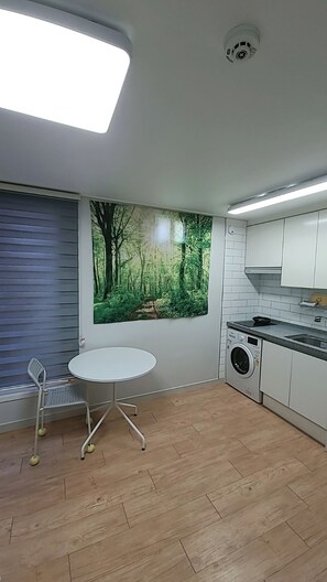 Chambre Double, balcon, vue ville (non-Korean nationals only) | Restauration dans la chambre