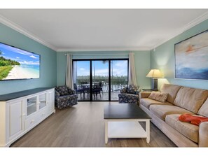 Living area - Peaceful 1-bedroom condo with bay view in south seas Captiva (Captiva)
