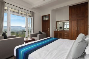 Quarto casal luxo, sacada, vista para a montanha | Cofres nos quartos, ferros/tábuas de passar roupa, Wi-Fi de cortesia