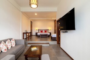 Suíte estúdio luxo, sacada, vista para a montanha | Cofres nos quartos, ferros/tábuas de passar roupa, Wi-Fi de cortesia