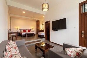 Deluxe Studio Suite, Balcony, Mountain View