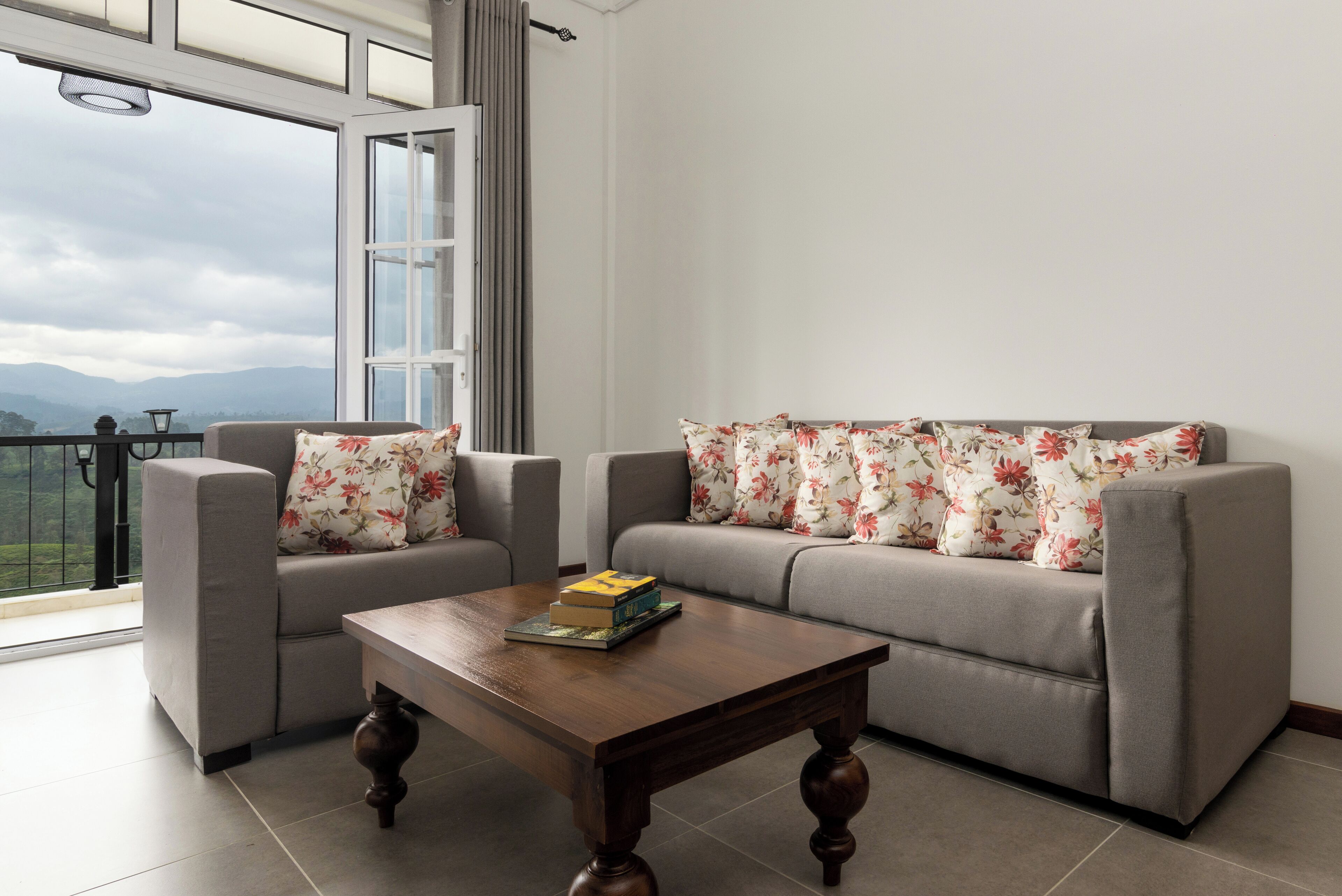 Deluxe Studio Suite, Balcony, Mountain View | Living area