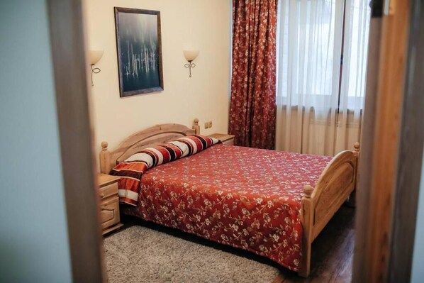 Suite, Hewan Peliharaan Diizinkan, pemandangan kebun | Brankas, meja kerja, ruang kerja ramah laptop, dan kedap suara