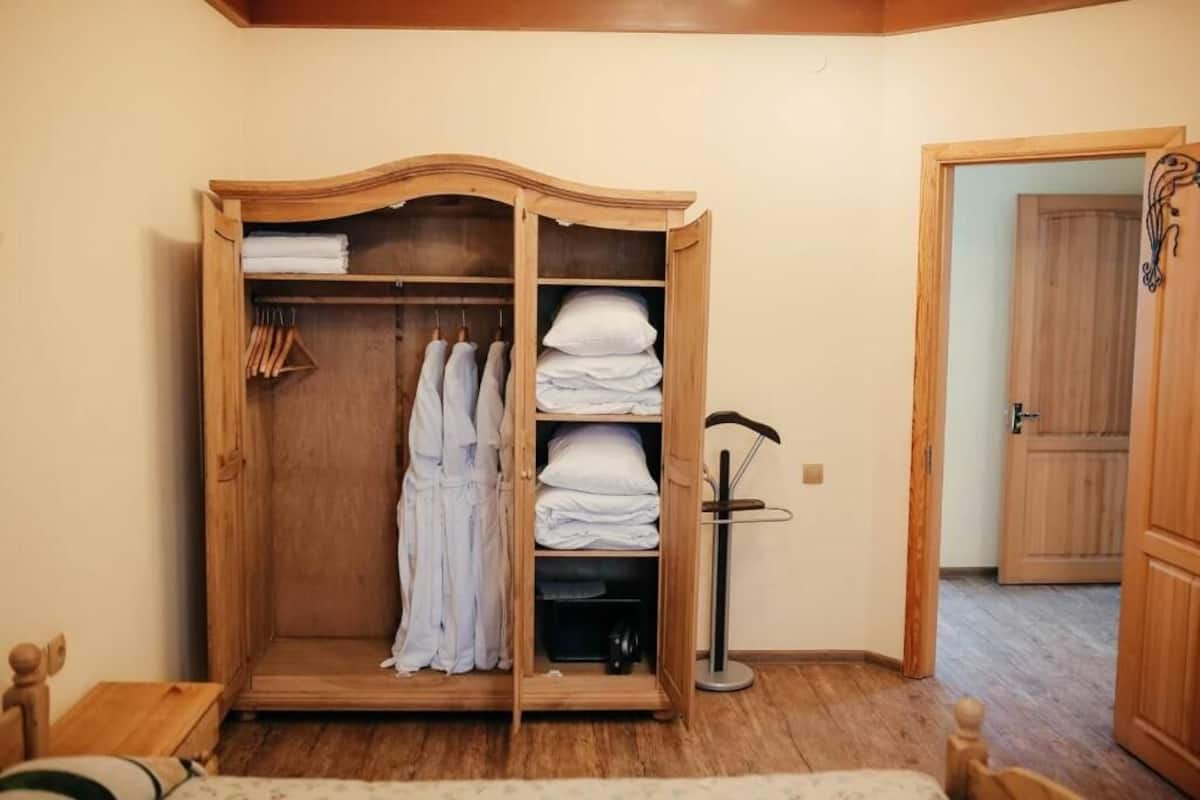 Suite, kjæledyr tillatt, hageutsikt | Safe på rommet, skrivebord, skrivebord for bærbar PC og lydisolert