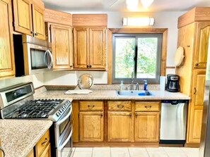 Fridge, microwave, oven, stovetop - Waterfront home with private fishing pier in the Poconos, Pennsylvania (Tobyhanna)