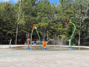 Un espace de jeux aquatiques comprenant diverses structures et fontaines.