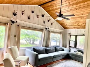 Smart TV, fireplace - Waterfront home with private fishing pier in the Poconos, Pennsylvania (Tobyhanna)