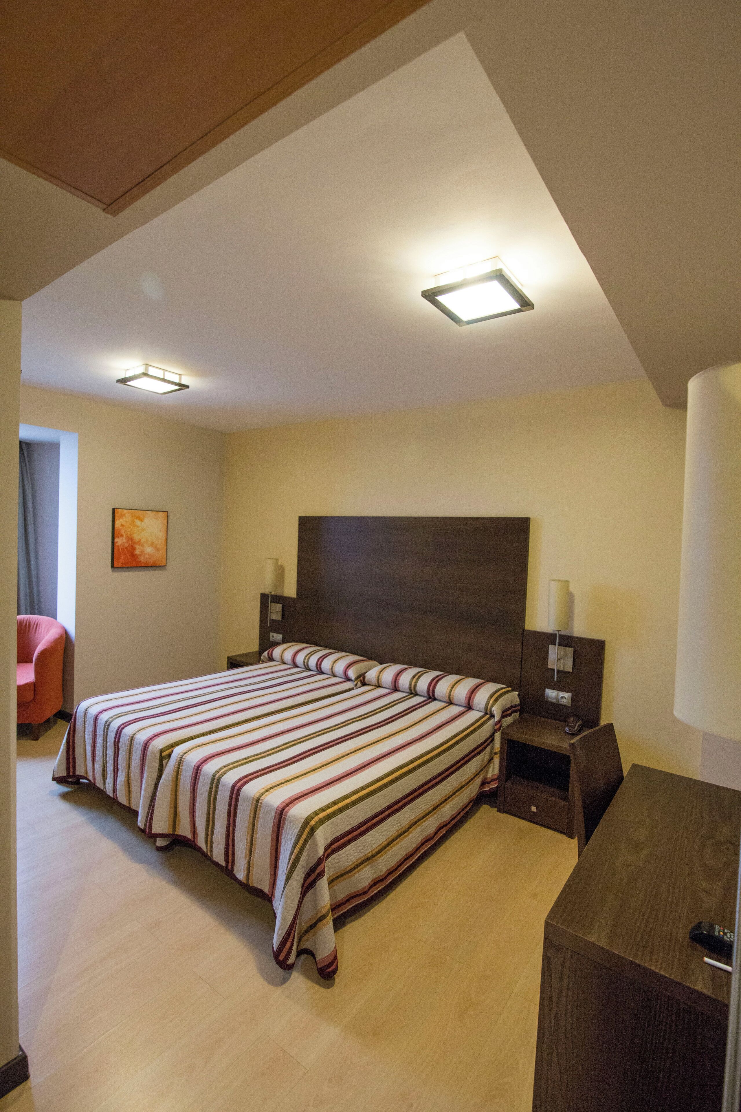 خزنة داخ ل الغرفة ومكتب وتجهيزات عازلة للصوت وواي فاي مجانًا