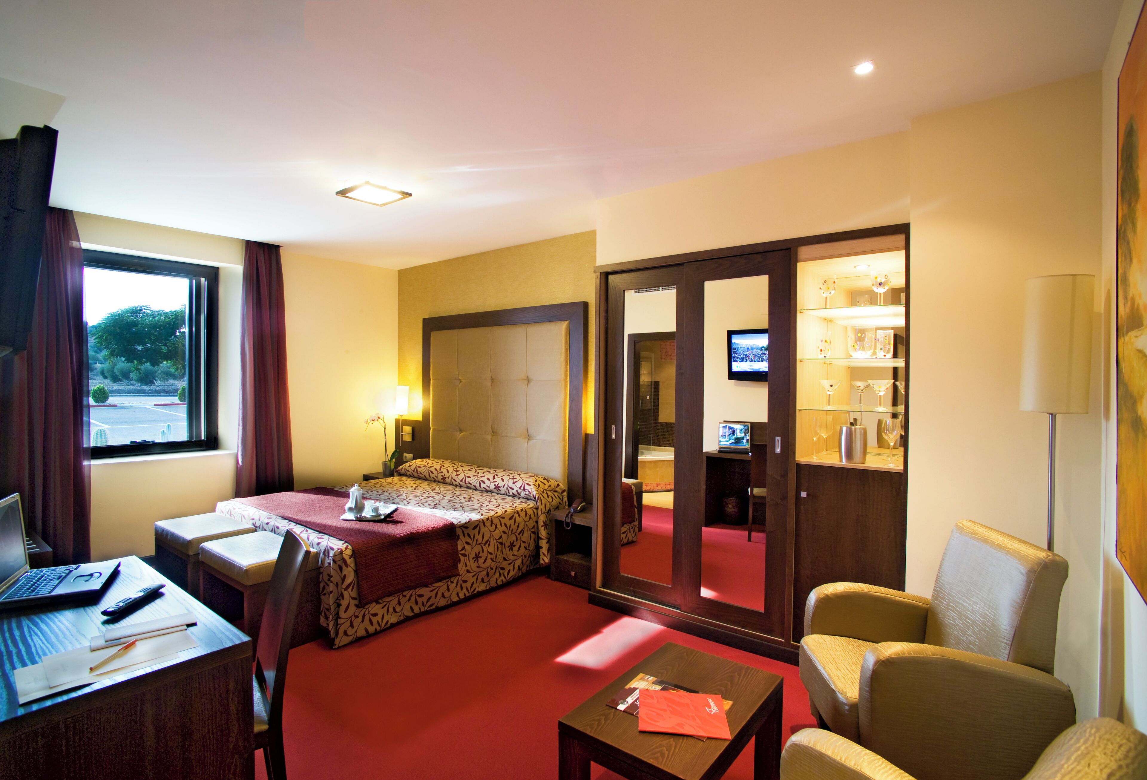 خزنة داخل الغرفة ومكتب وتجهيزات عازلة للصوت وواي فاي مجانًا