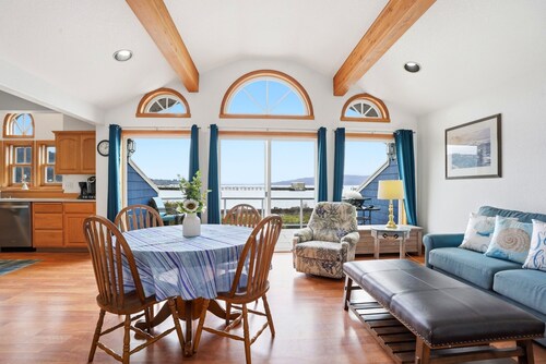 Garibaldi's Best! Sleeps 10 on the shore of Tillamook Bay!