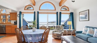 Garibaldi's Best! Sleeps 10 on the shore of Tillamook Bay!