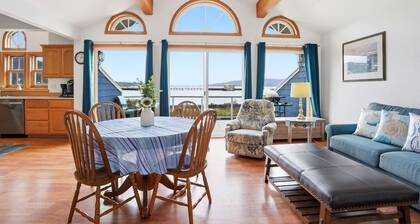 Garibaldi's Best! Sleeps 10 on the shore of Tillamook Bay!