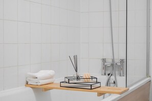 Haartrockner, Handtücher, Seife, Toilettenpapier