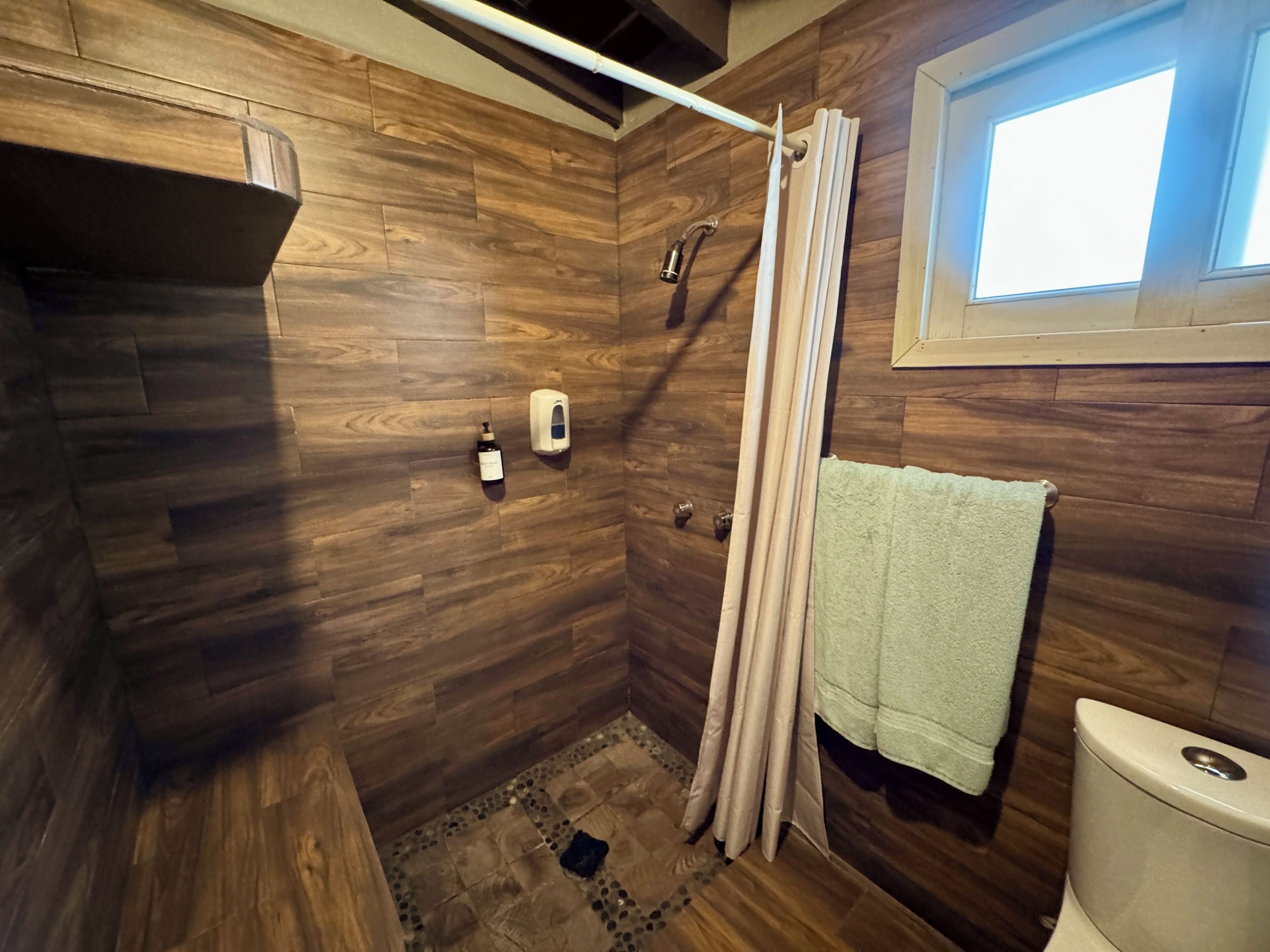 Haartrockner, Handtücher, Seife, Toilettenpapier