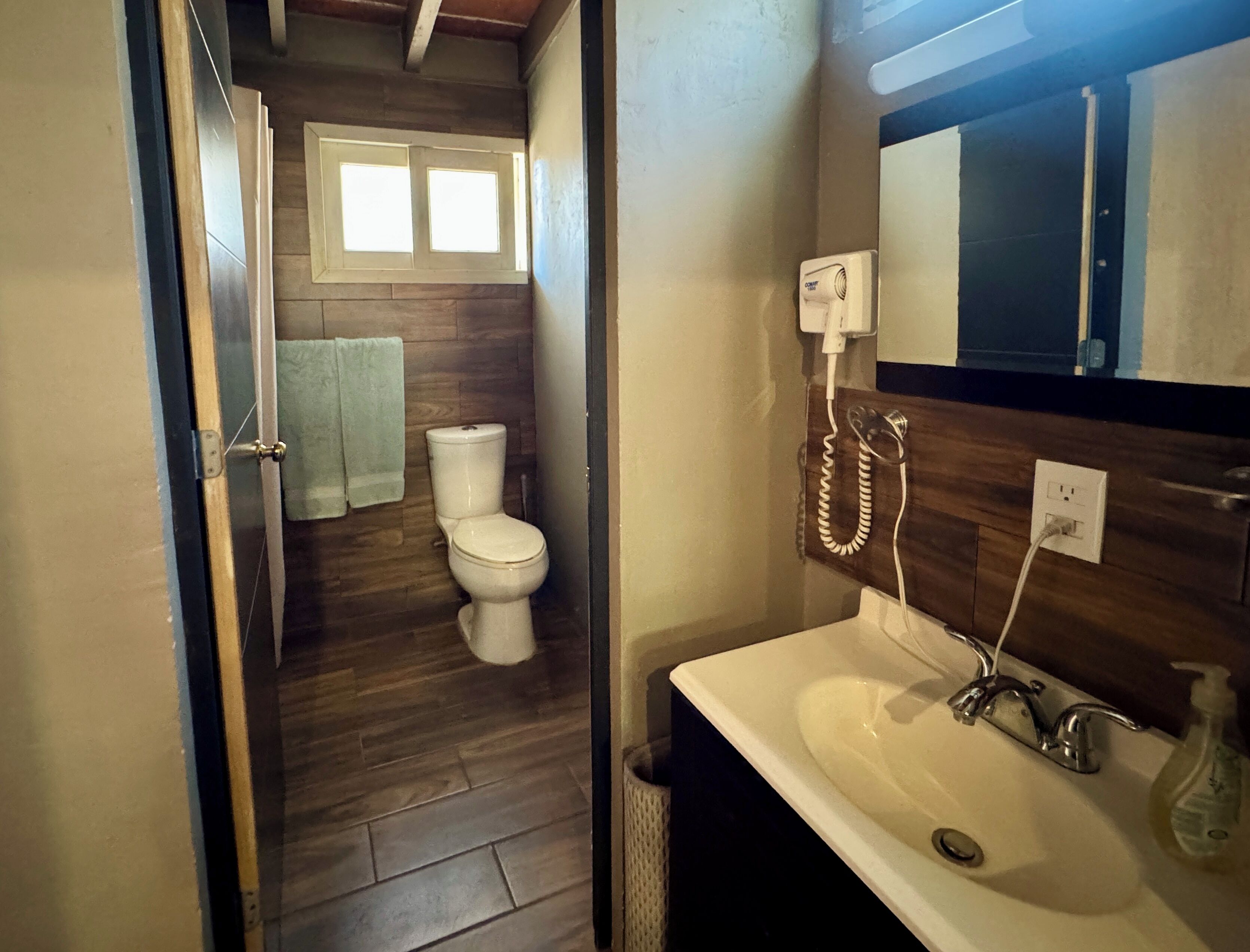 Asciugacapelli, asciugamani, sapone, carta igienica