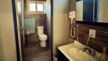 Asciugacapelli, asciugamani, sapone, carta igienica