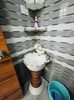 Quarto casal básico | Banheiro