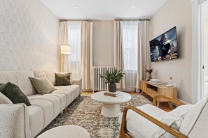 Smart TV - Delightful 3-bedroom Sleeps 8 in Jersey City (Jersey City)