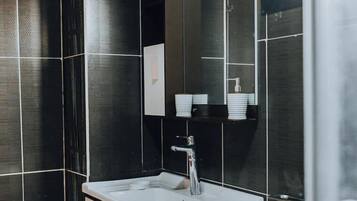 Family Apartment, Balcony | Bathroom | Shower