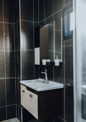 Apartemen Keluarga, balkon | Kamar mandi | Shower