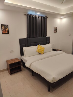 Memory foam beds, free WiFi, bed sheets - Riomar Beach Resort (Panaji)