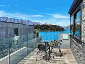 Outdoor dining - Lakefront Location | Walk to Town | Family Stay (Queenstown)