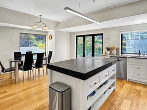 Dining - Lakefront Location | Walk to Town | Family Stay (Queenstown)