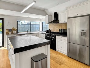 Fridge, microwave, oven, stovetop - Lakefront Location | Walk to Town | Family Stay (Queenstown)